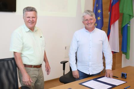 PODPIS POGODBE ZA OBNOVO NOGOMETNEGA IGRIŠČA IN TEKAŠKE STEZE PRI OŠ CERKNICA 16 FOTO LJUBO VUKELIČ